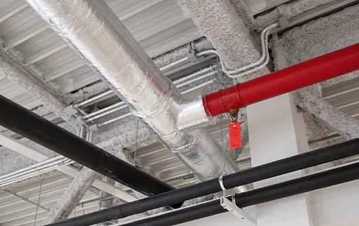 Instalacja przeciwpożarowa z czerwoną rurą i zraszaczem